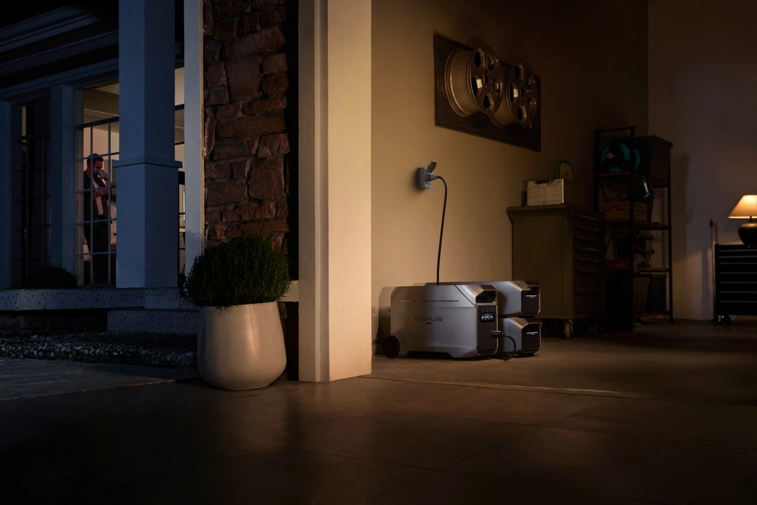 EcoFlow DELTA 3 Ultra Plus з додатковими батареями біля будинку